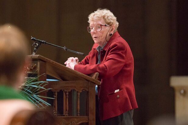 Nancy Packer speaks at the memorial for former Stanford President Richard W. Lyman in 2012. 