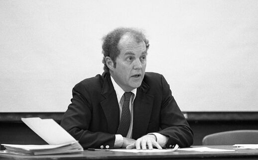 David Abernethy speaks to Faculty Senate