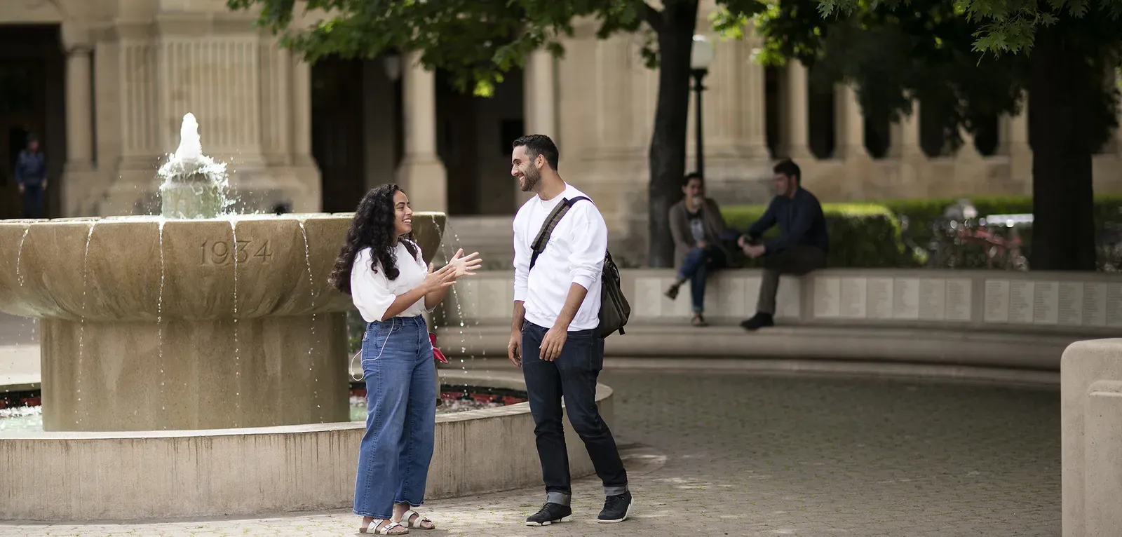 Students in front of Green Library 