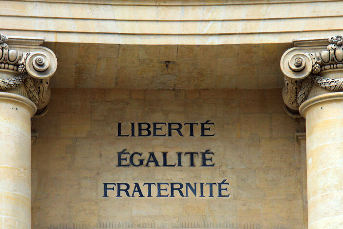 Liberté, Égalité, Fraternité engraved between two columns