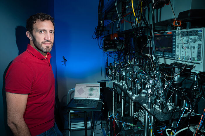 Jon Simon with the cavity array microscope