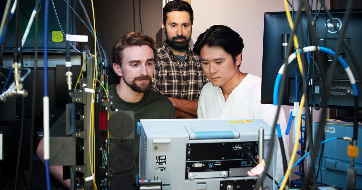 Photograph accompanying Stanford watches a microscopic tuning fork lose its last phonon