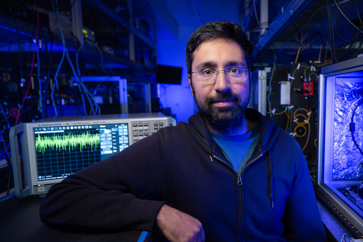 Amir Safavi-Naeini in his lab