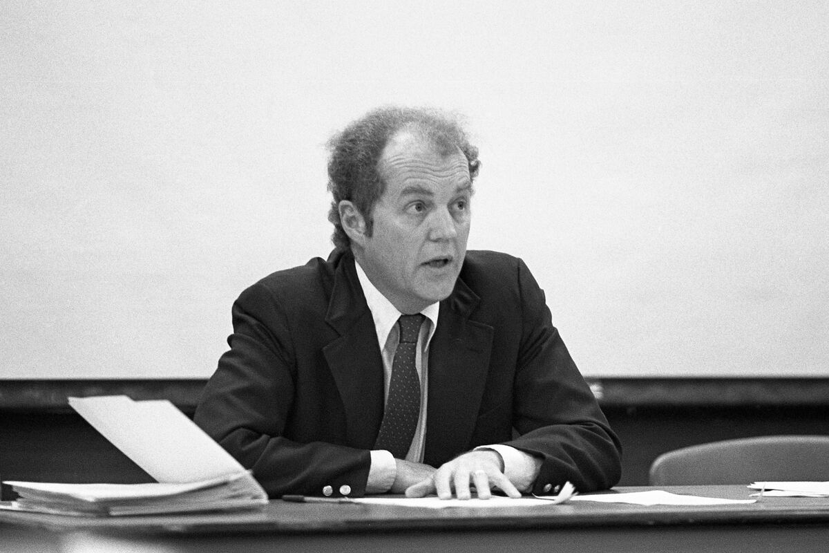 David Abernethy speaks to Faculty Senate