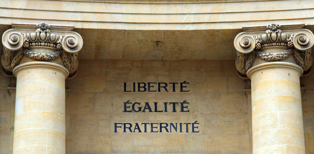 Liberté, Égalité, Fraternité engraved between two columns
