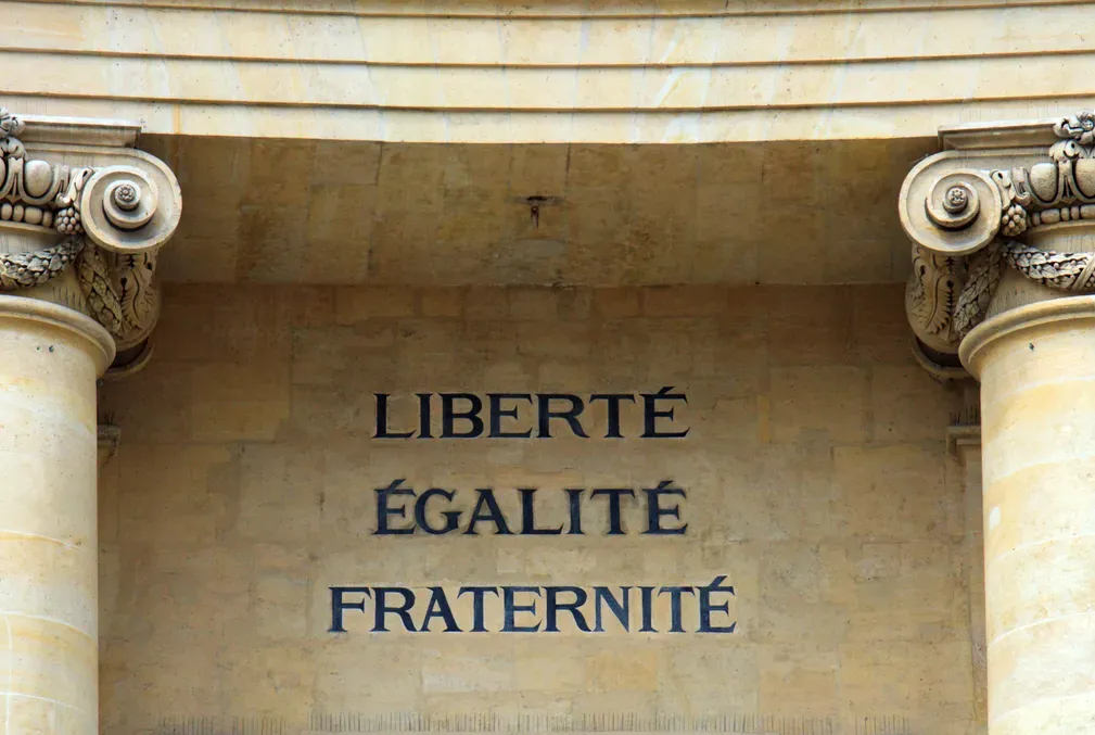 Liberté, Égalité, Fraternité engraved between two columns