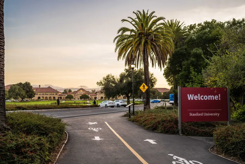 A welcome sign at the entrance to the Oval on Stanford campus